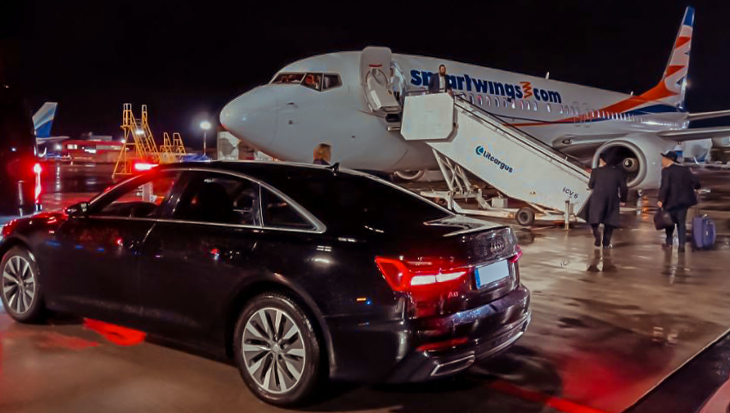 Privatus automobilis nuo lėktuvo Lietuvoje